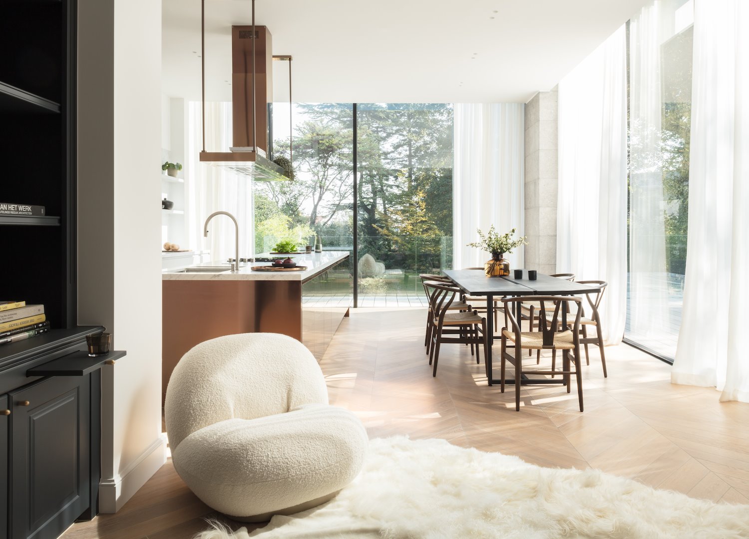 Casa en Bruselas con interiores modernos comedor cocina