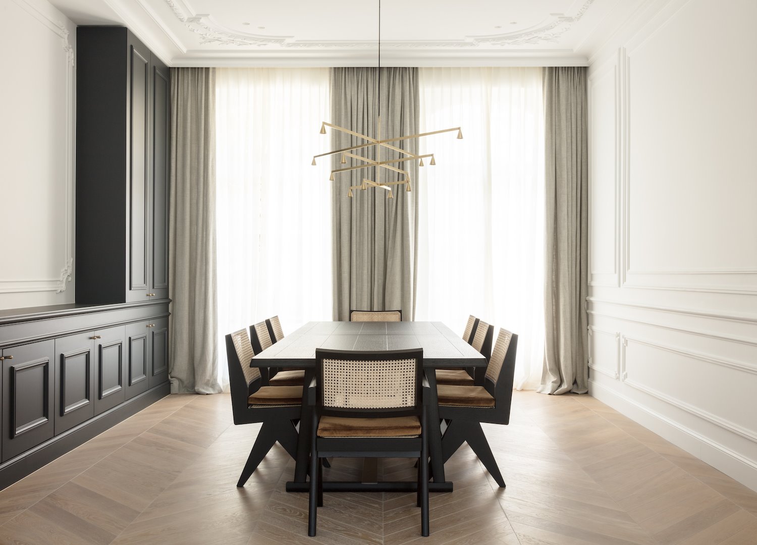 Casa en Bruselas con interiores modernos comedor con molduras