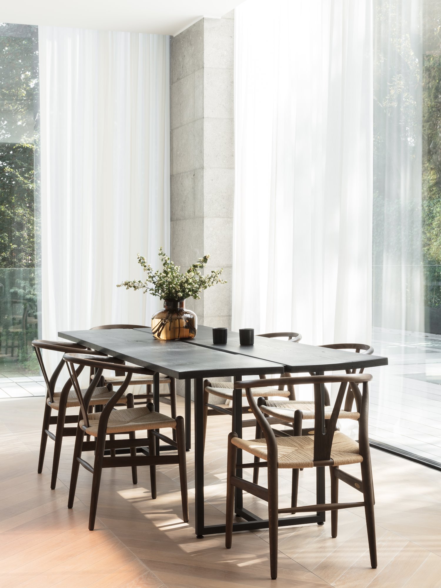 Casa en Bruselas con interiores modernos comedor