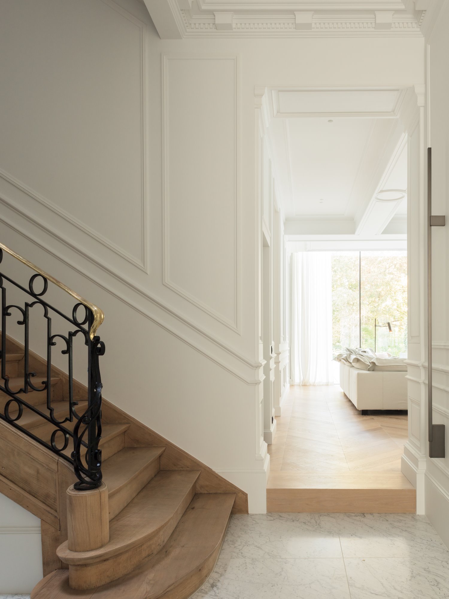 Casa en Bruselas con interiores modernos escalera