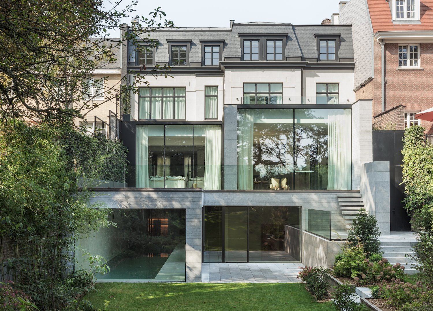 Casa en Bruselas con interiores modernos fachada