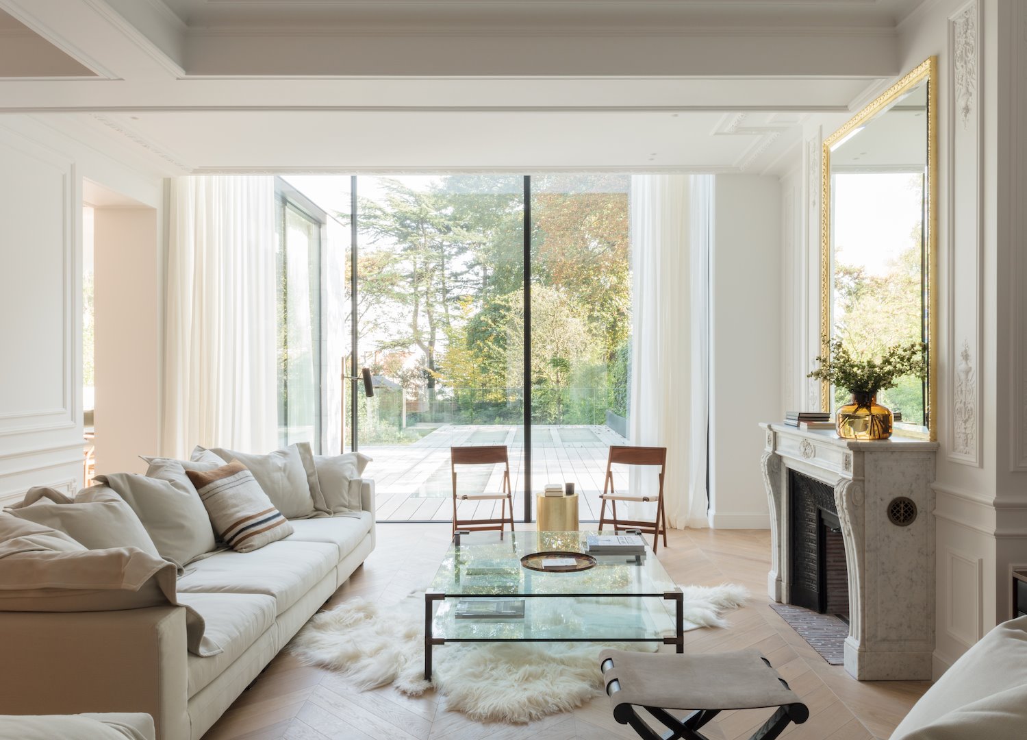 Casa en Bruselas con interiores modernos salon con chimenea