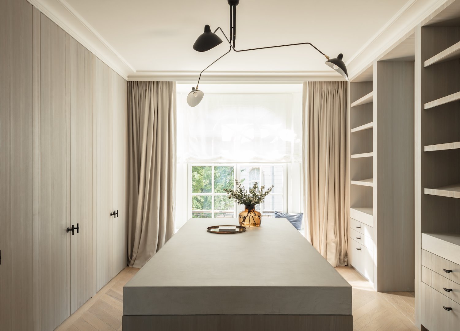 Casa en Bruselas con interiores modernos vestidor