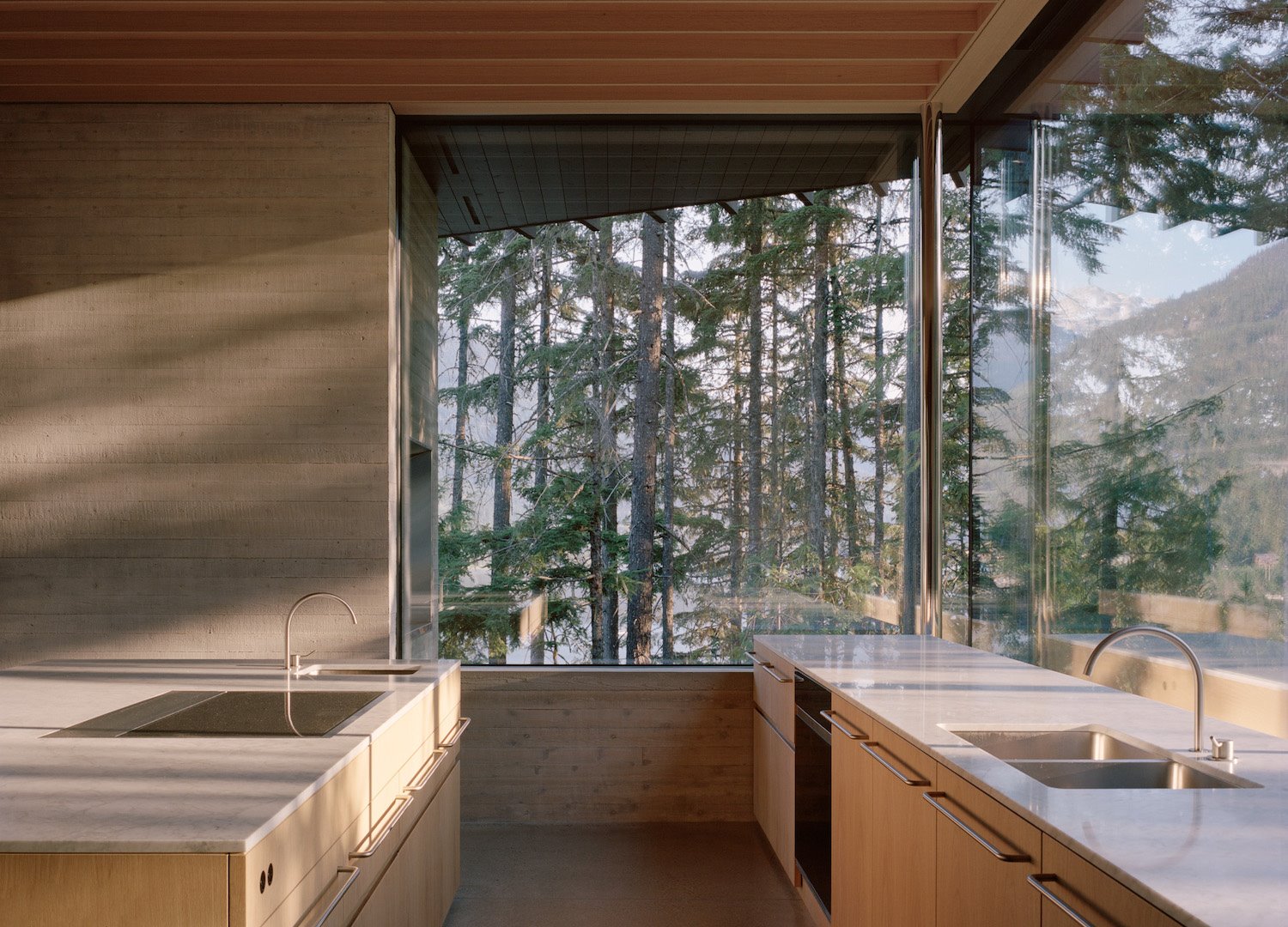 Una casa de madera muy moderna en una montaña de los bosques de canadá