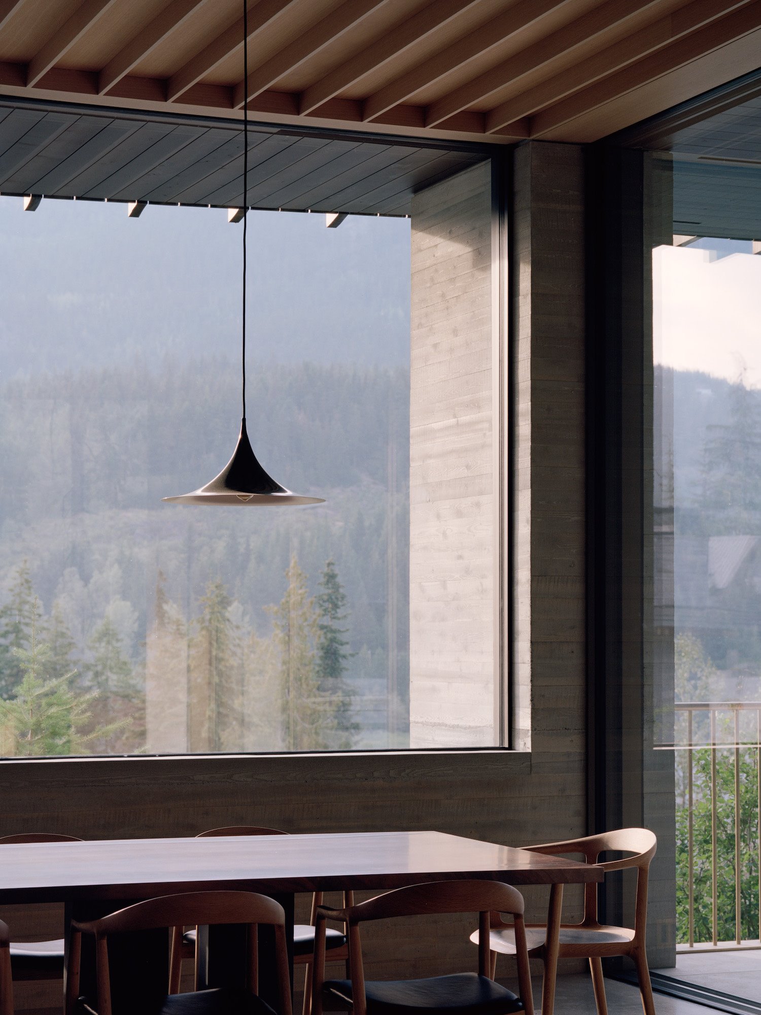 Casa moderna en los bosques de Canadá comedor con vistas