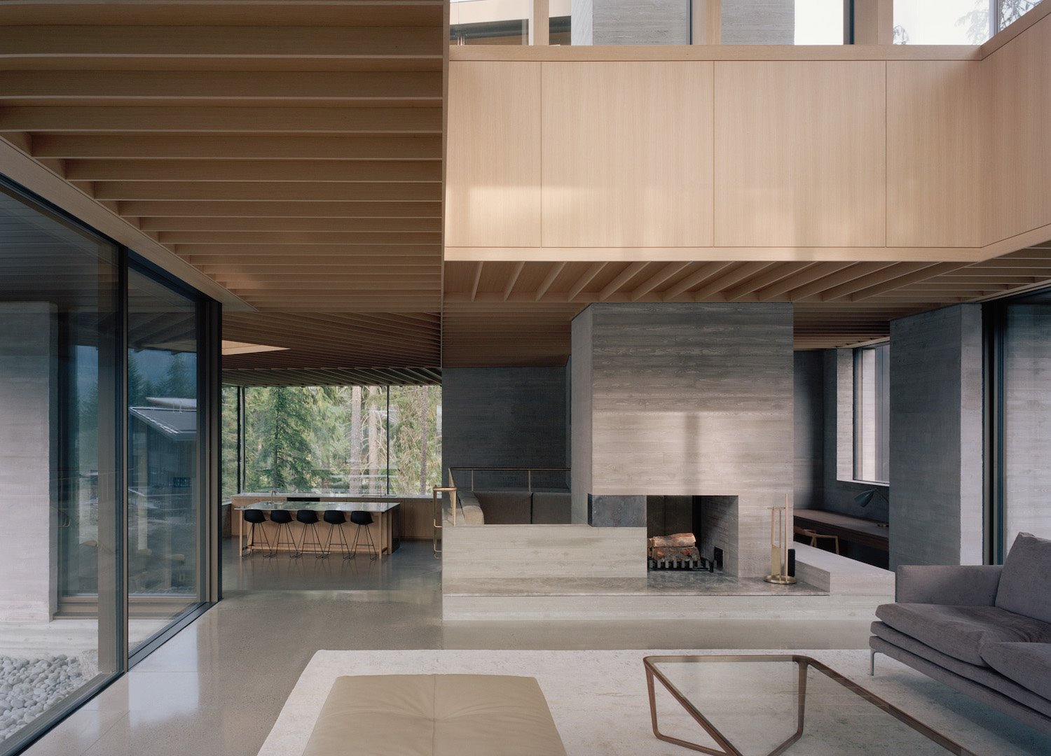 Casa moderna en los bosques de Canadá salon con chimenea