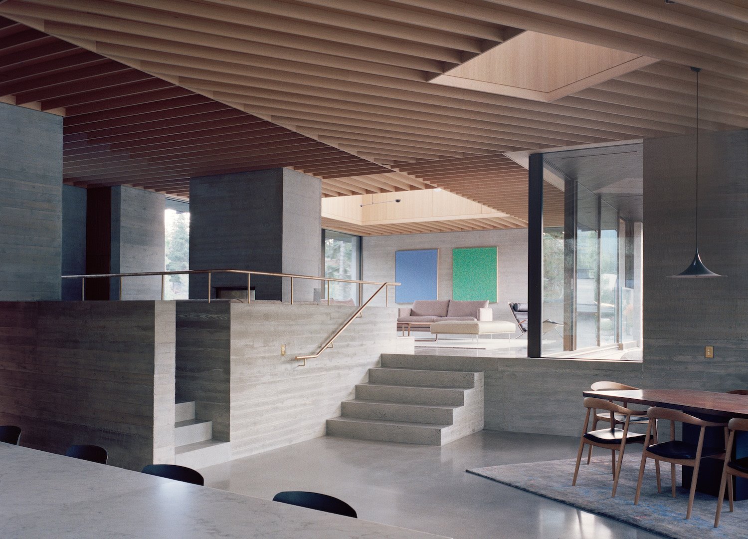 Casa moderna en los bosques de Canadá salon de madera y hormigón