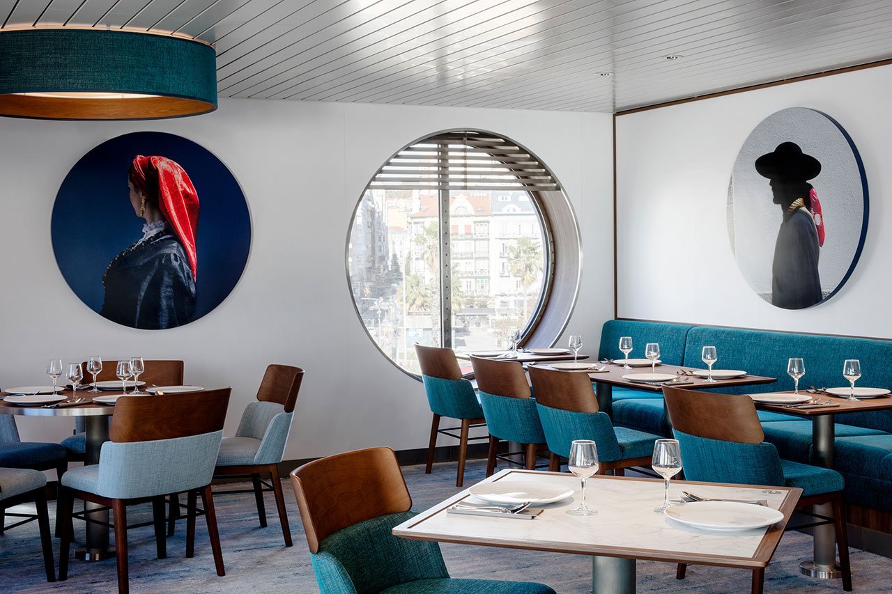 Comedor del ferry galicia con cuadros redondos
