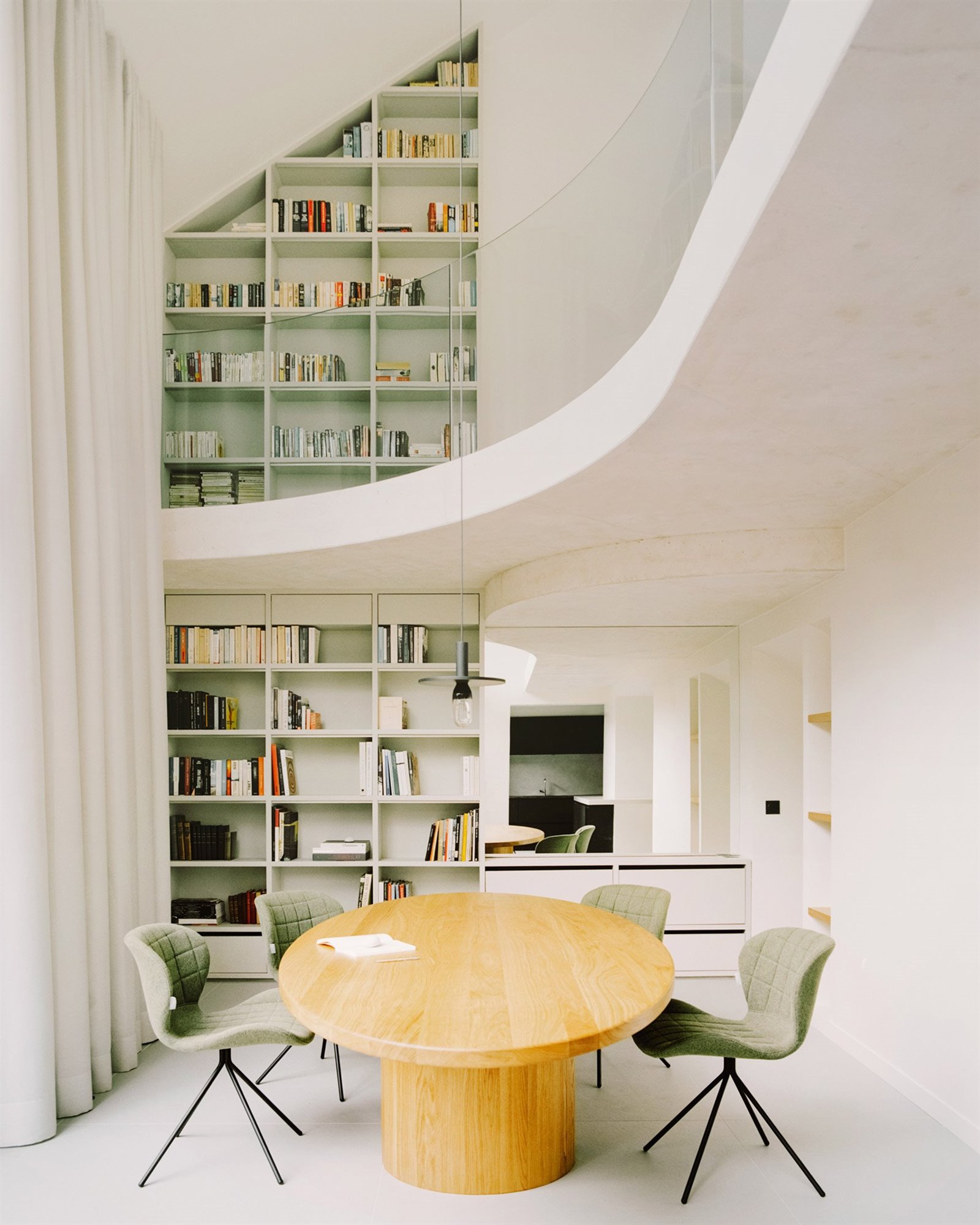 duplex apartamento en Paris con mesa redonda