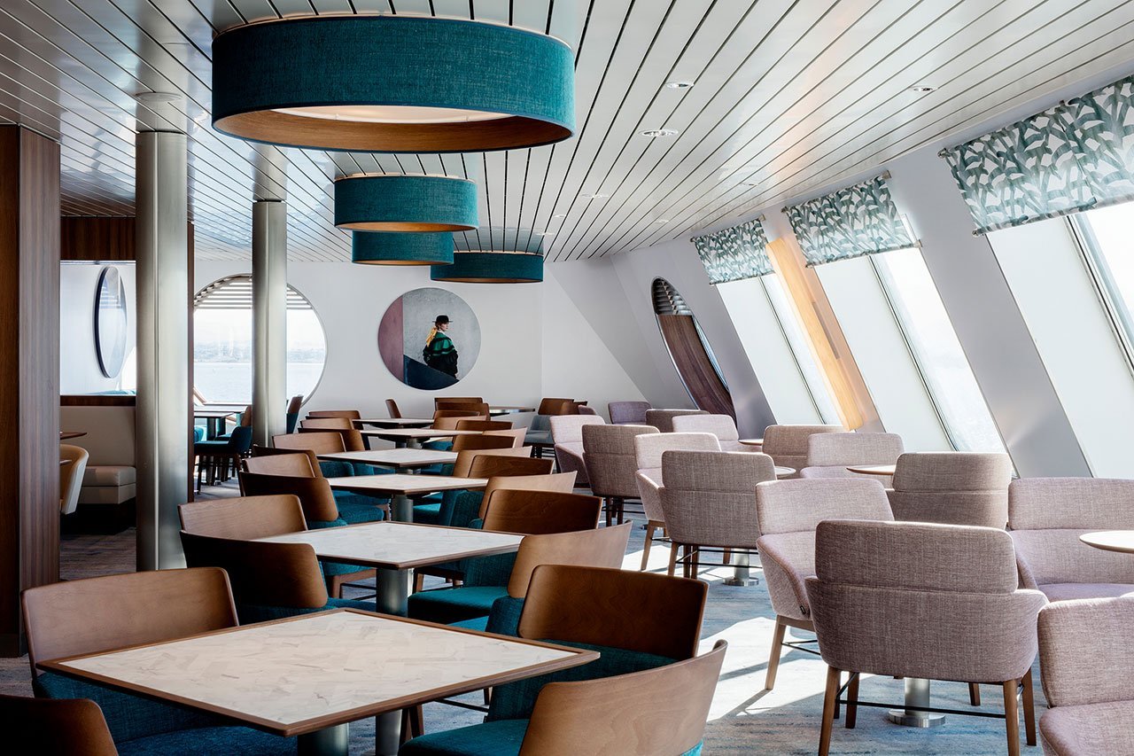 salon comedor del ferry galicia con sofas rosas