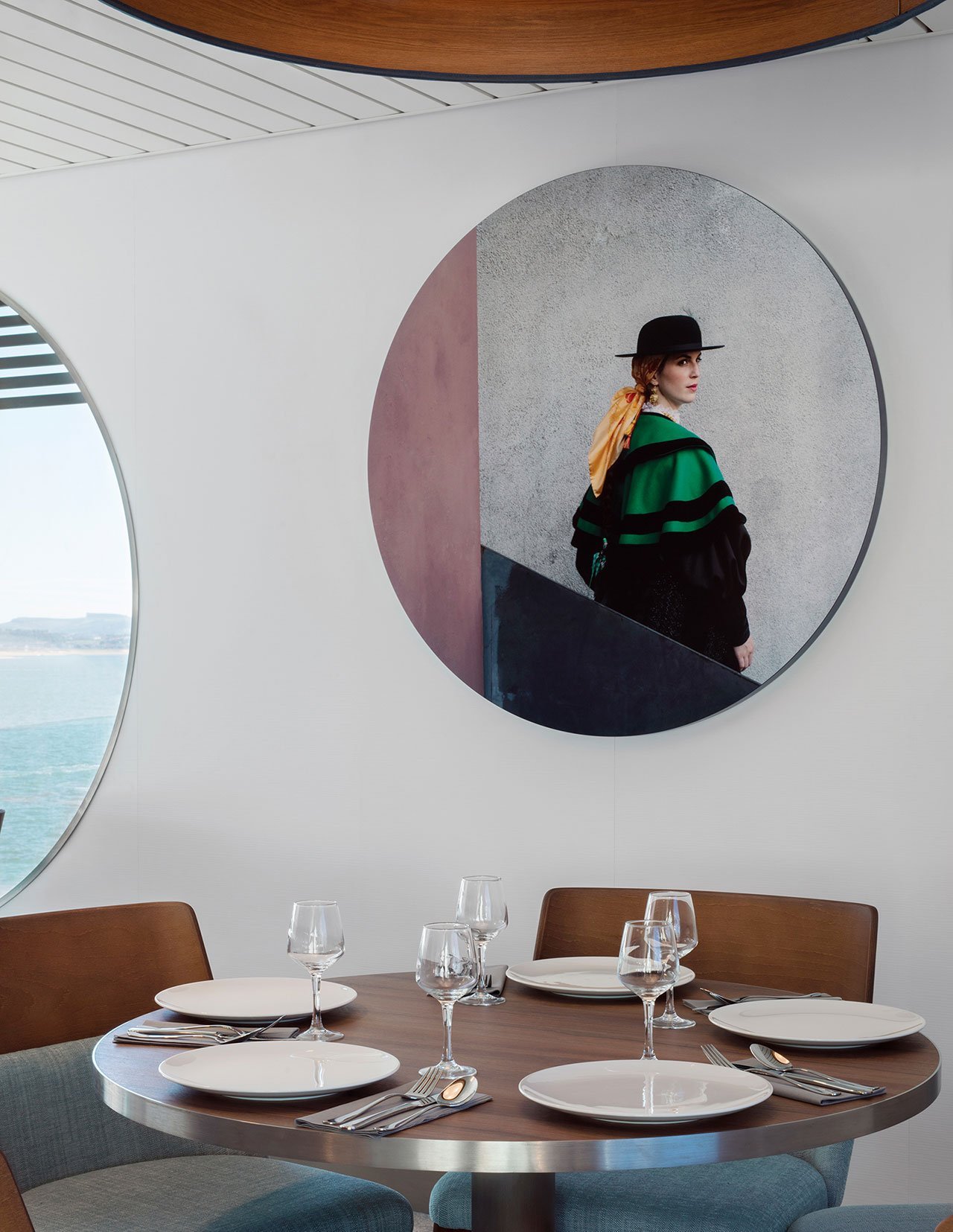 salon comedor del ferry galicia mesa y cuadro redondo