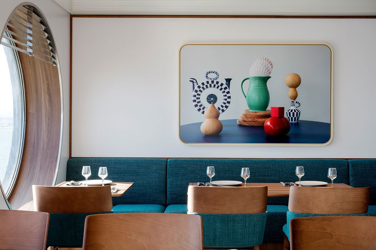 Salon comedor ferry galicia con cuadro de ceramica sargalelos