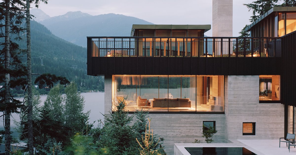 Una casa de madera muy moderna en una montaña de los bosques de canadá