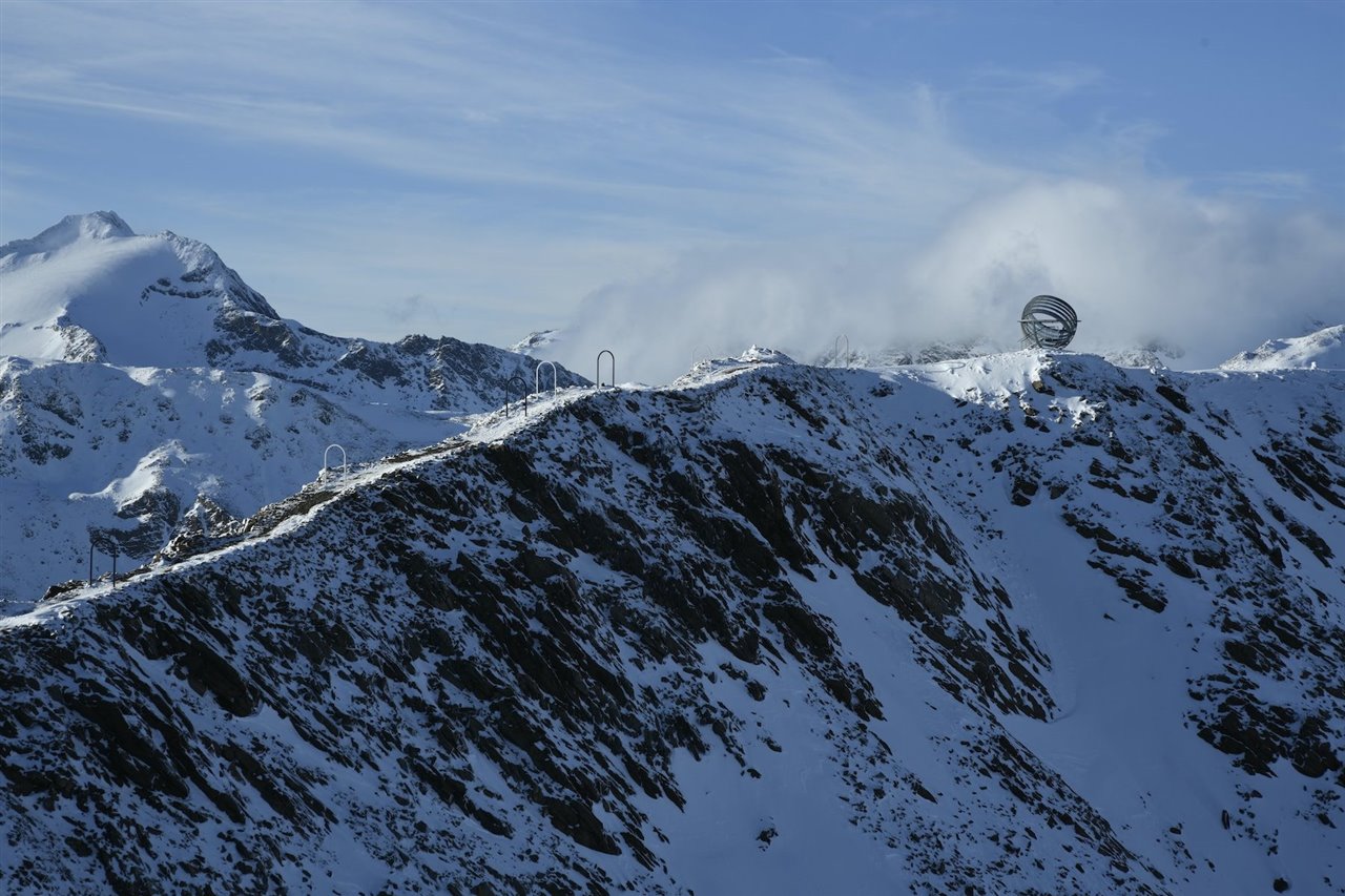 La instalación empieza en el camino que, pautado por nueve arcos o etapas, narra las edades del Hielo en la Tierra.