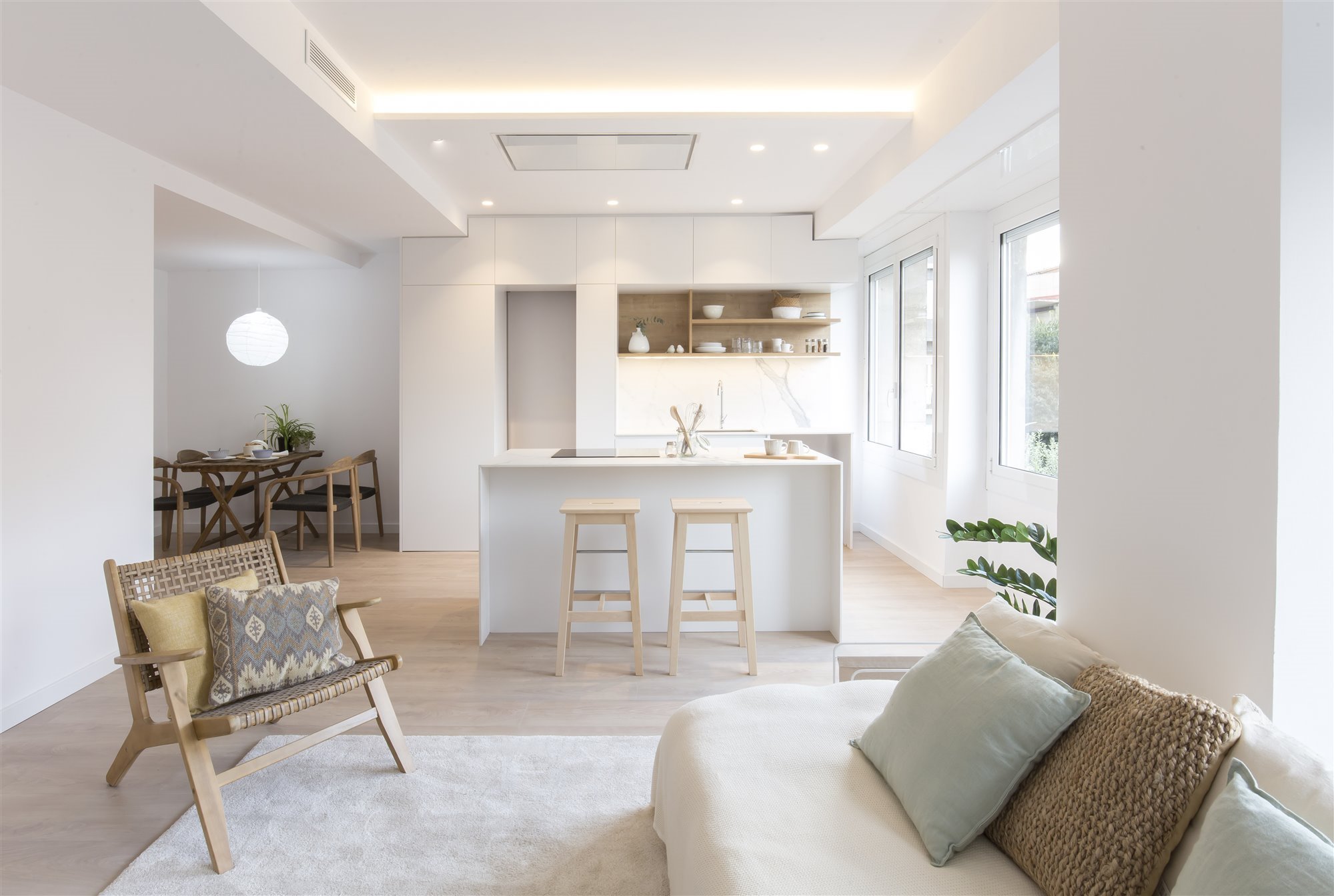 salon-con-cocina-en-isla-y-dos-taburetes-de-madera 7ff1ac0f 2000x1344