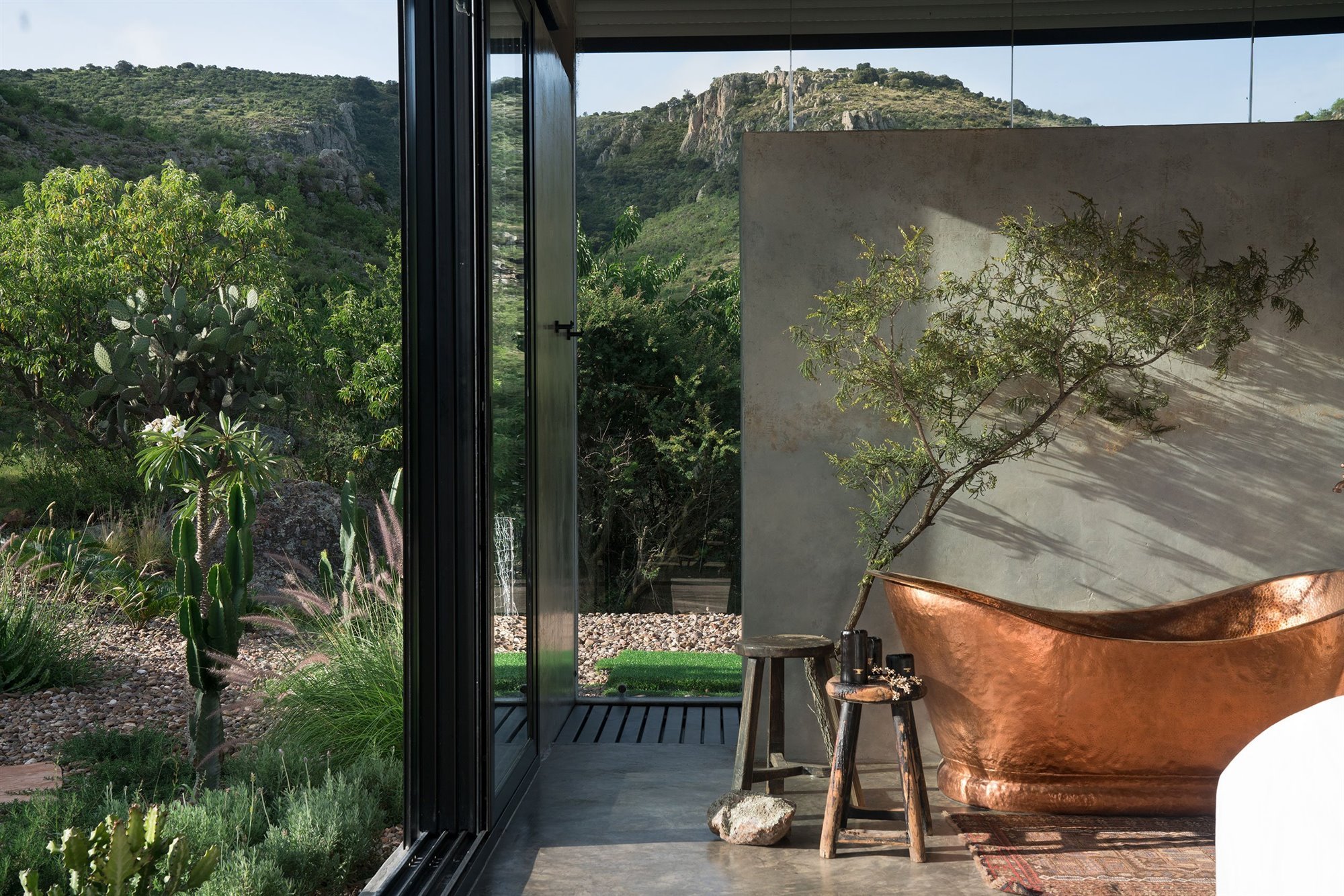 Casa con fachada de espejo en Mexico baño