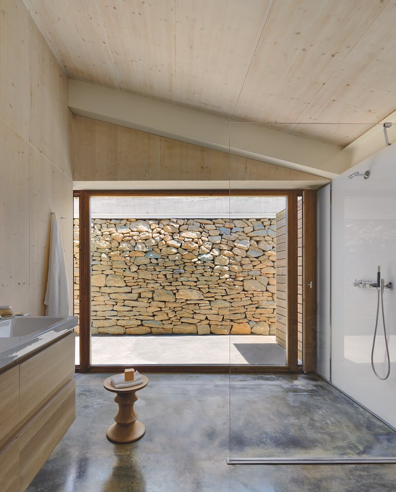Casa moderna de piedra en camallera con bosques baño