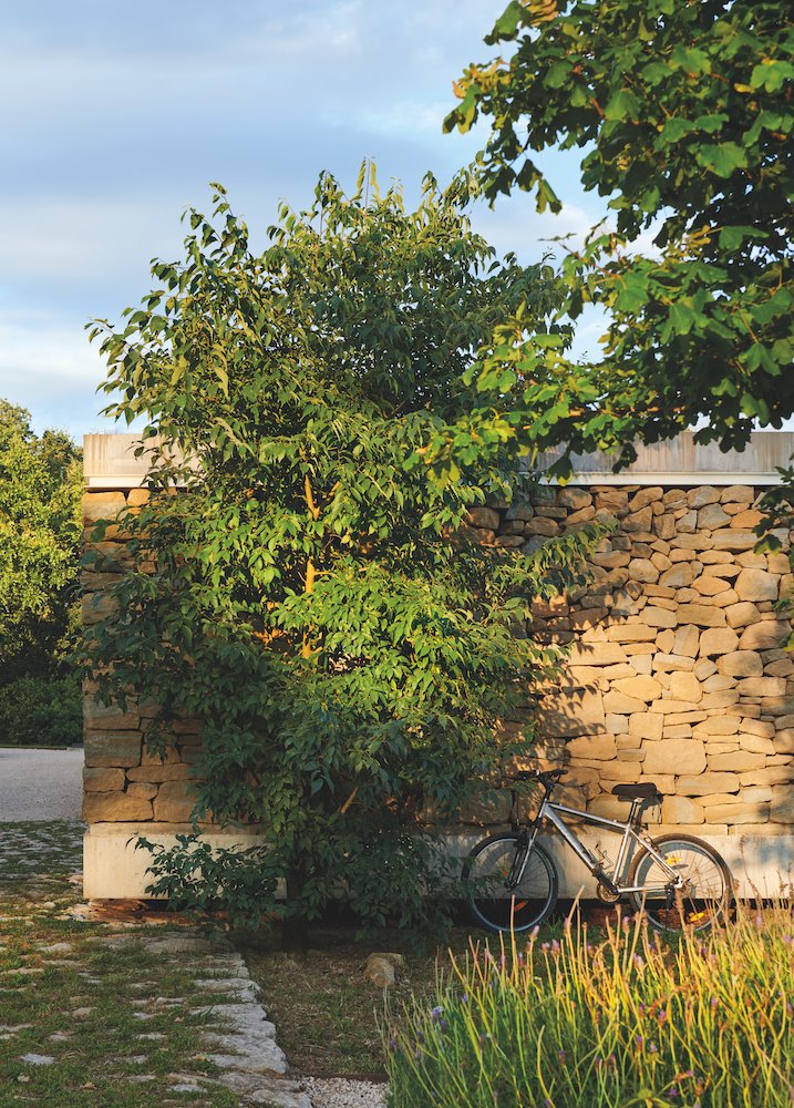 Casa moderna de piedra en camallera con bosques bicicleta