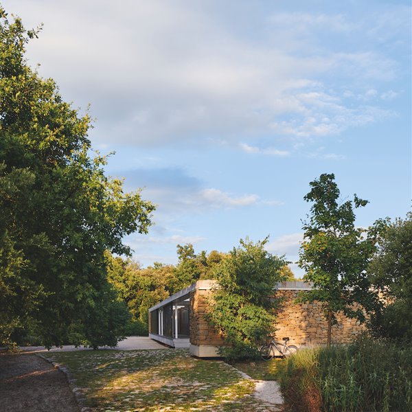 En esta moderna casa de Girona se vive de forma sostenible