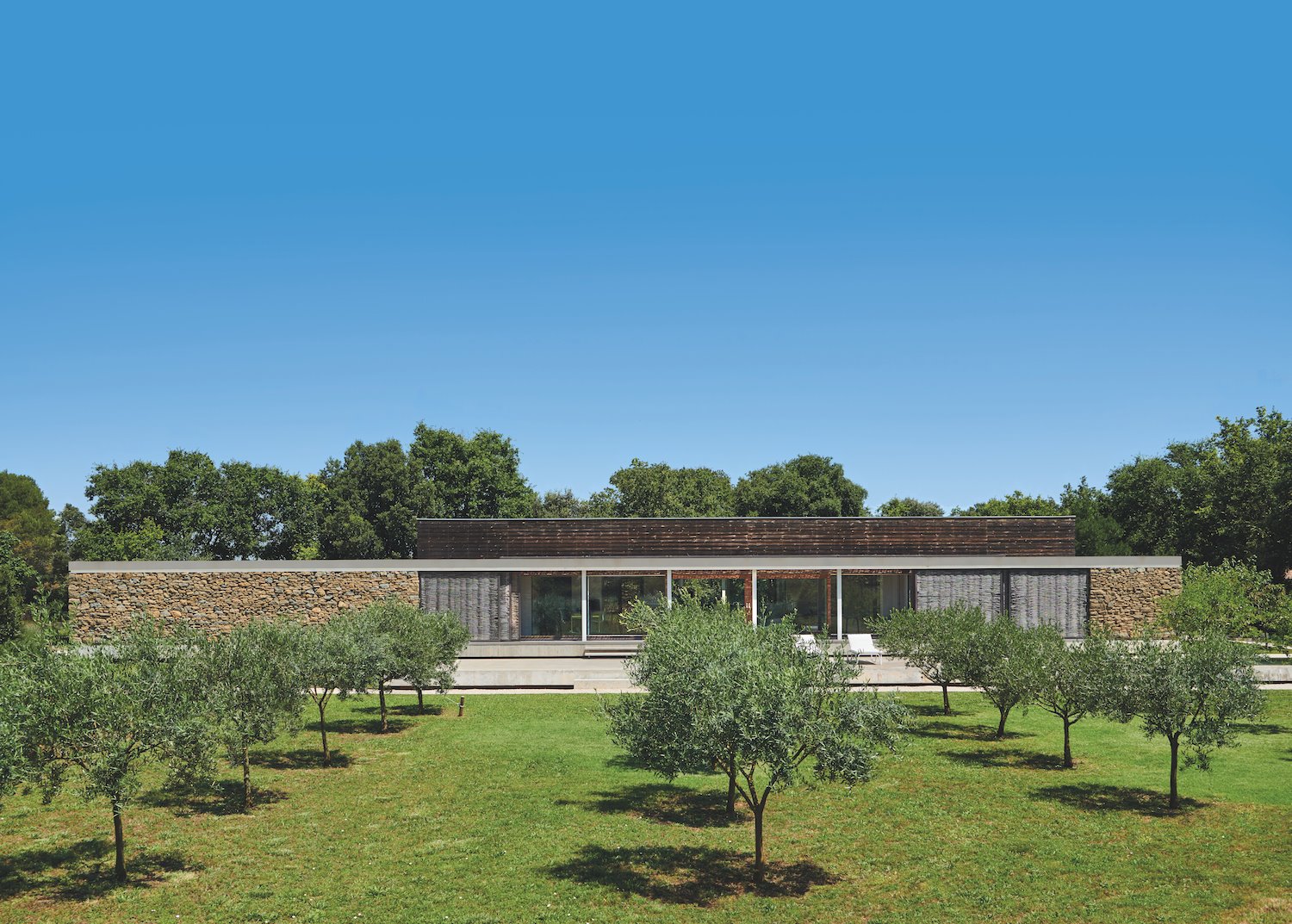 Casa moderna de piedra en camallera con bosques entrada