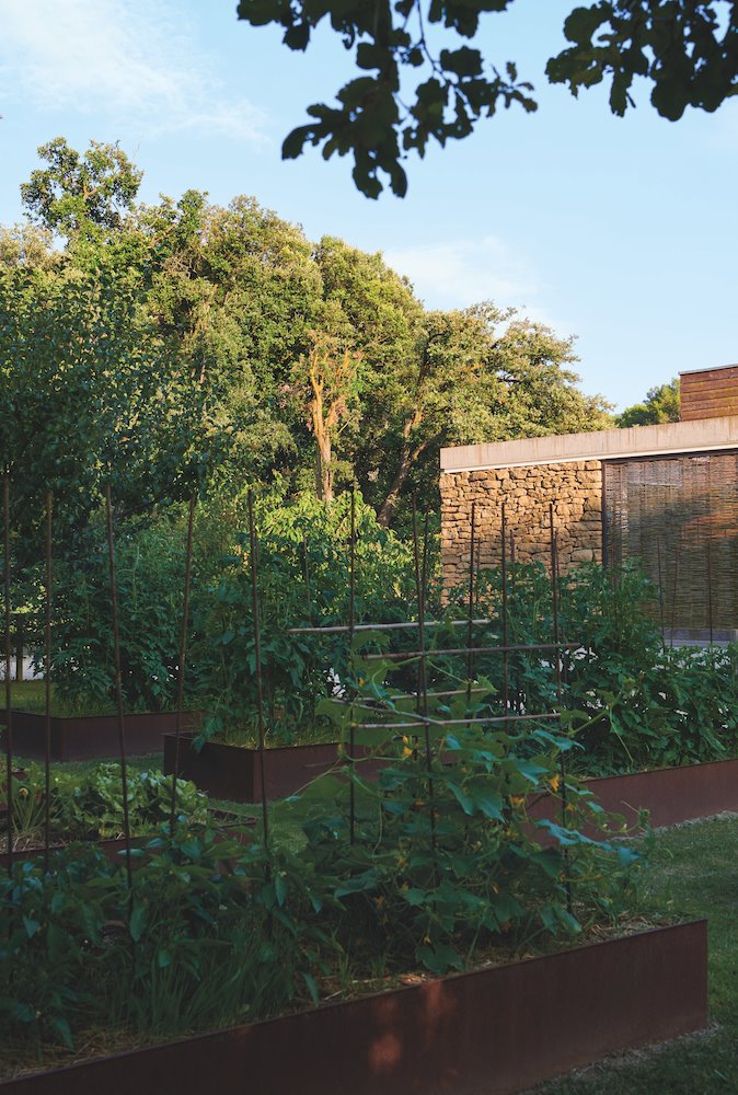 Casa moderna de piedra en camallera con bosques jardin huerto