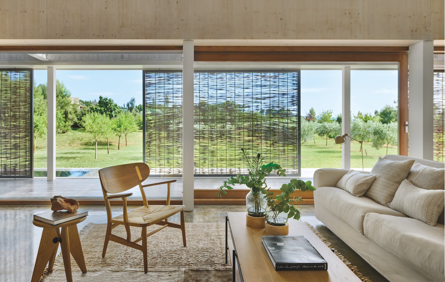 Casa moderna de piedra en camallera con bosques salon con mosquitera