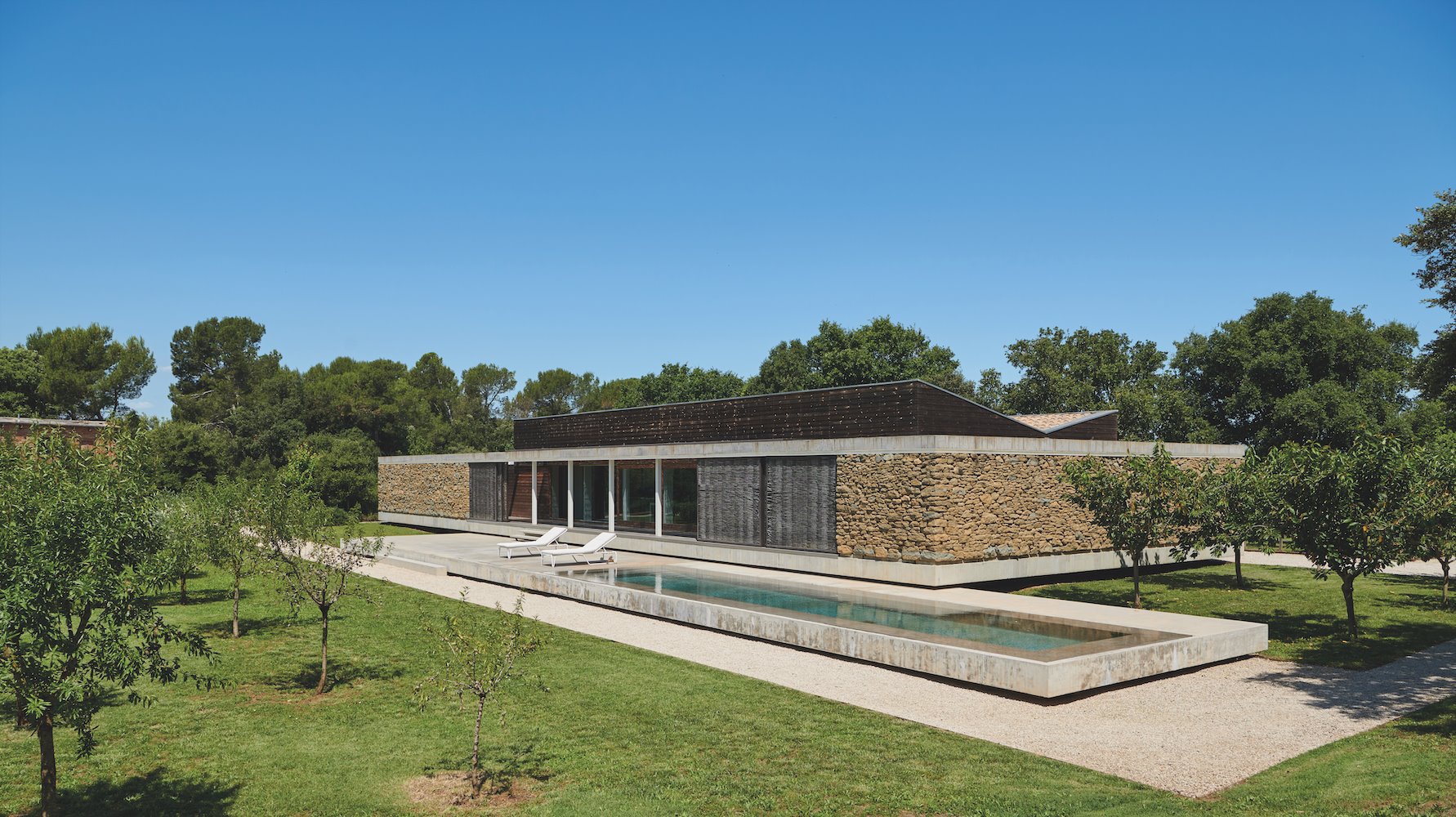 Casa moderna de piedra en camallera con bosques