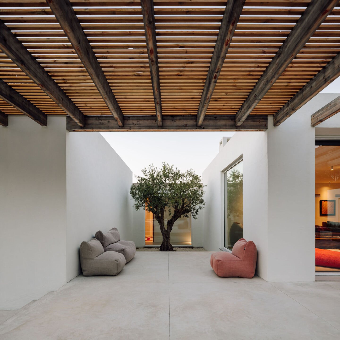 Casa moderna en Portugal de color blanco en Comporta chill out