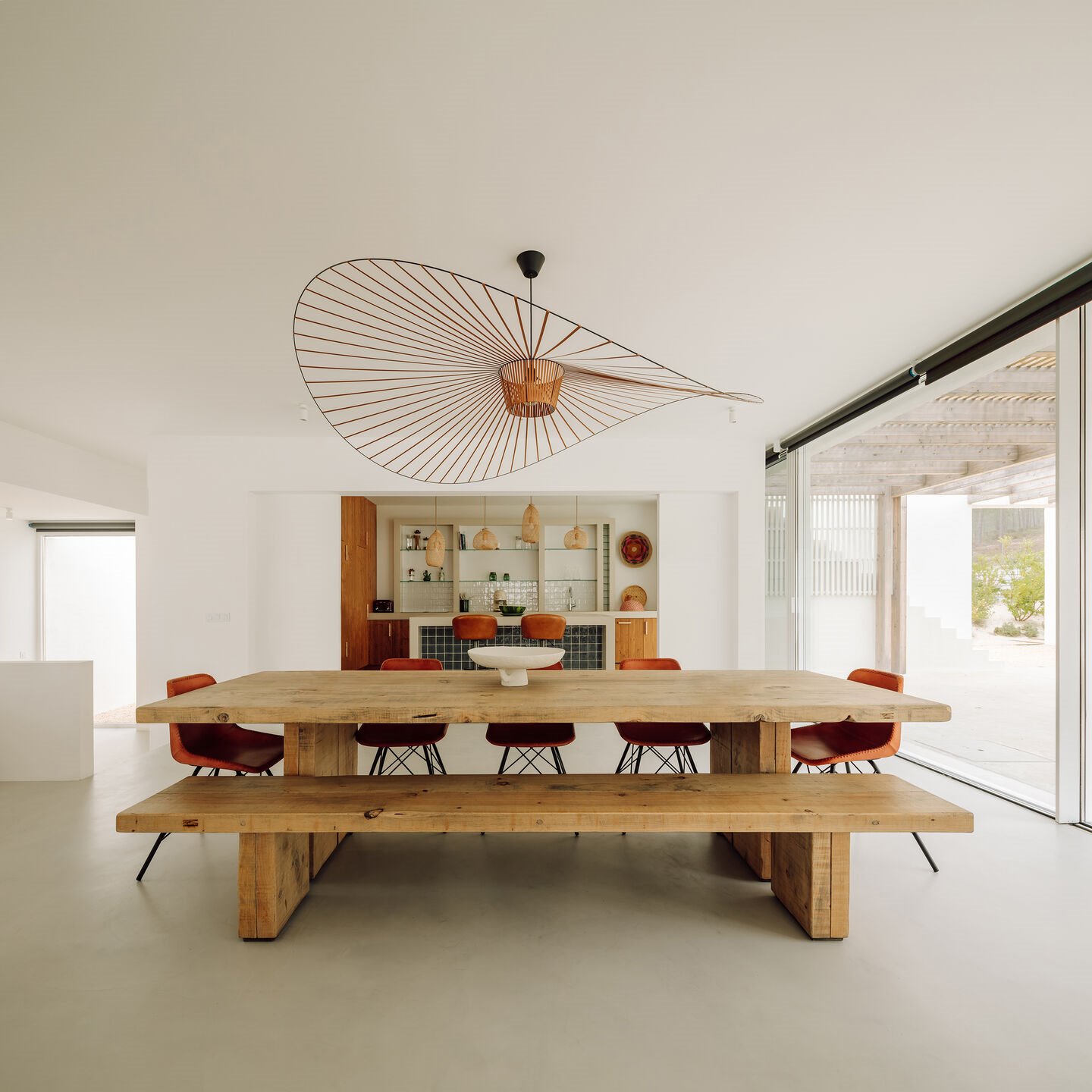 Casa moderna en Portugal de color blanco en Comporta comedor banco de madera