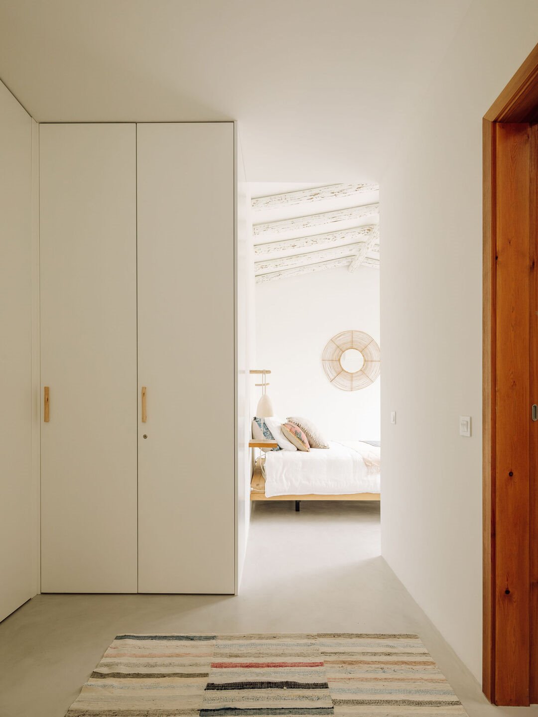 Casa moderna en Portugal de color blanco en Comporta dormitorio