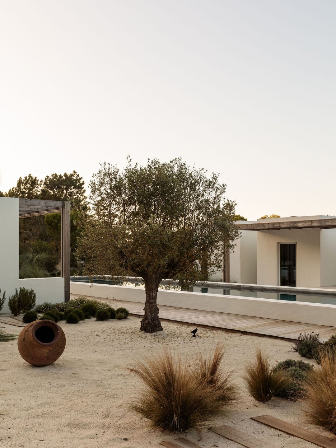 Casa moderna en Portugal de color blanco en Comporta jardin