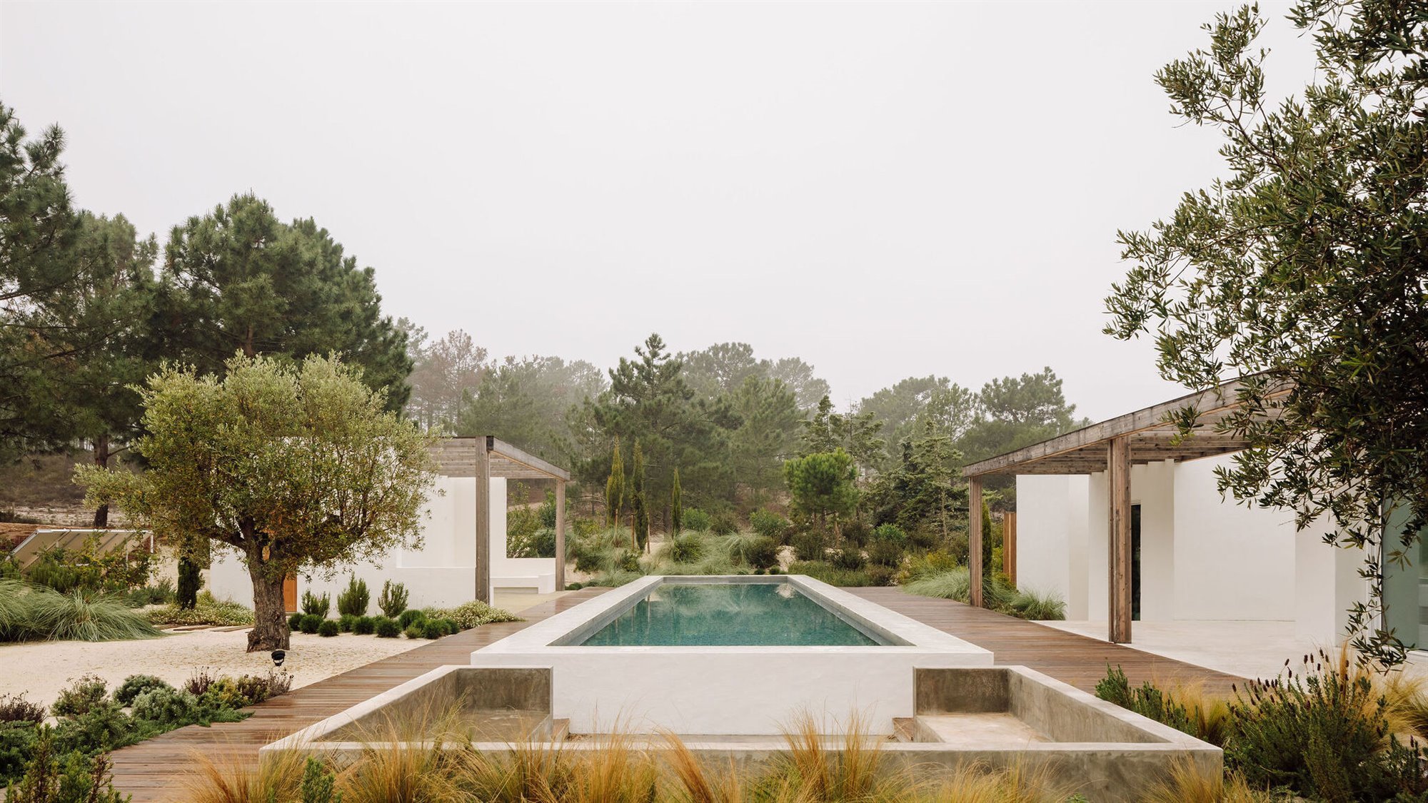Casa moderna en Portugal de color blanco en Comporta piscina