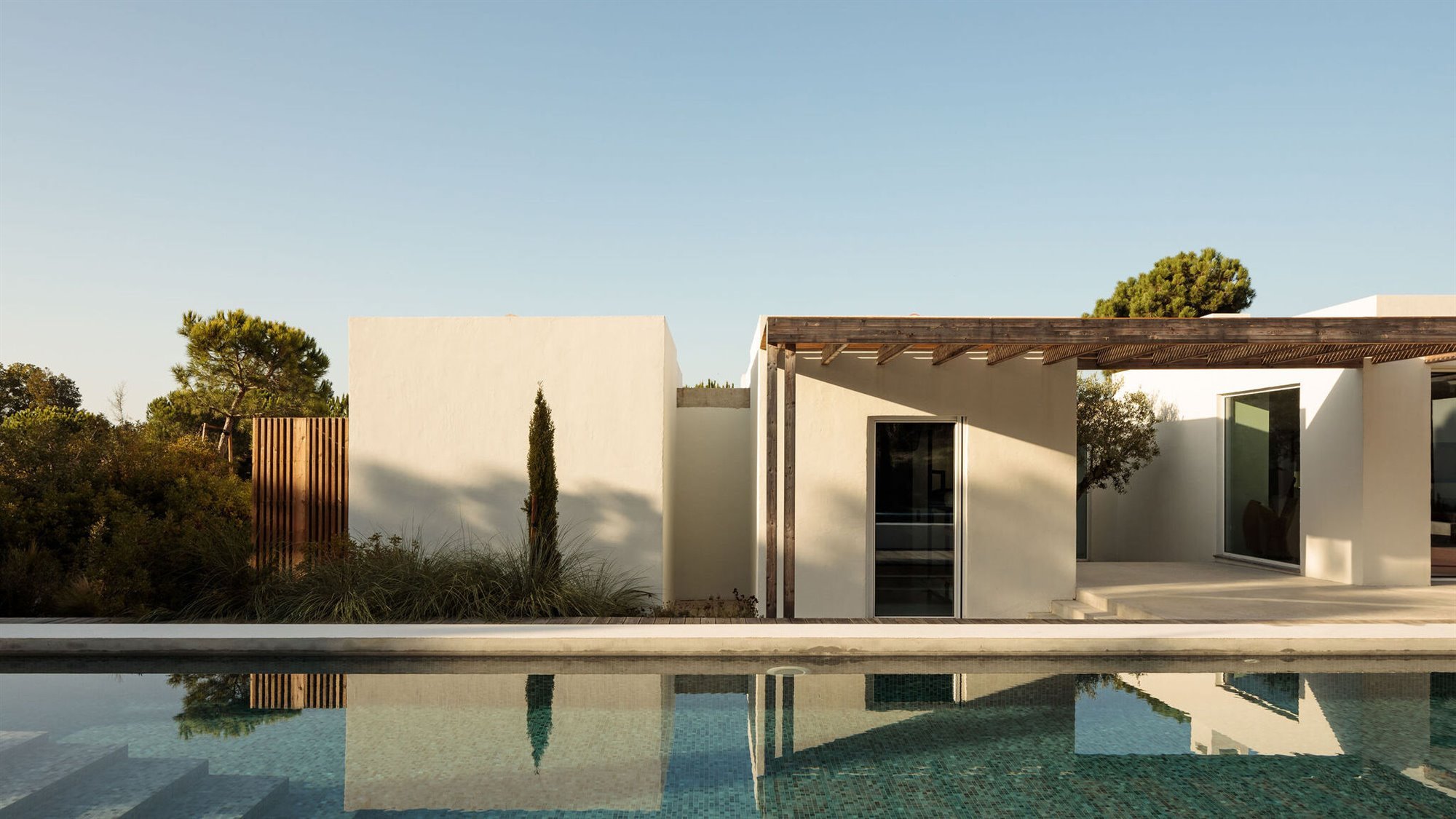 Casa moderna en Portugal de color blanco en Comporta porche