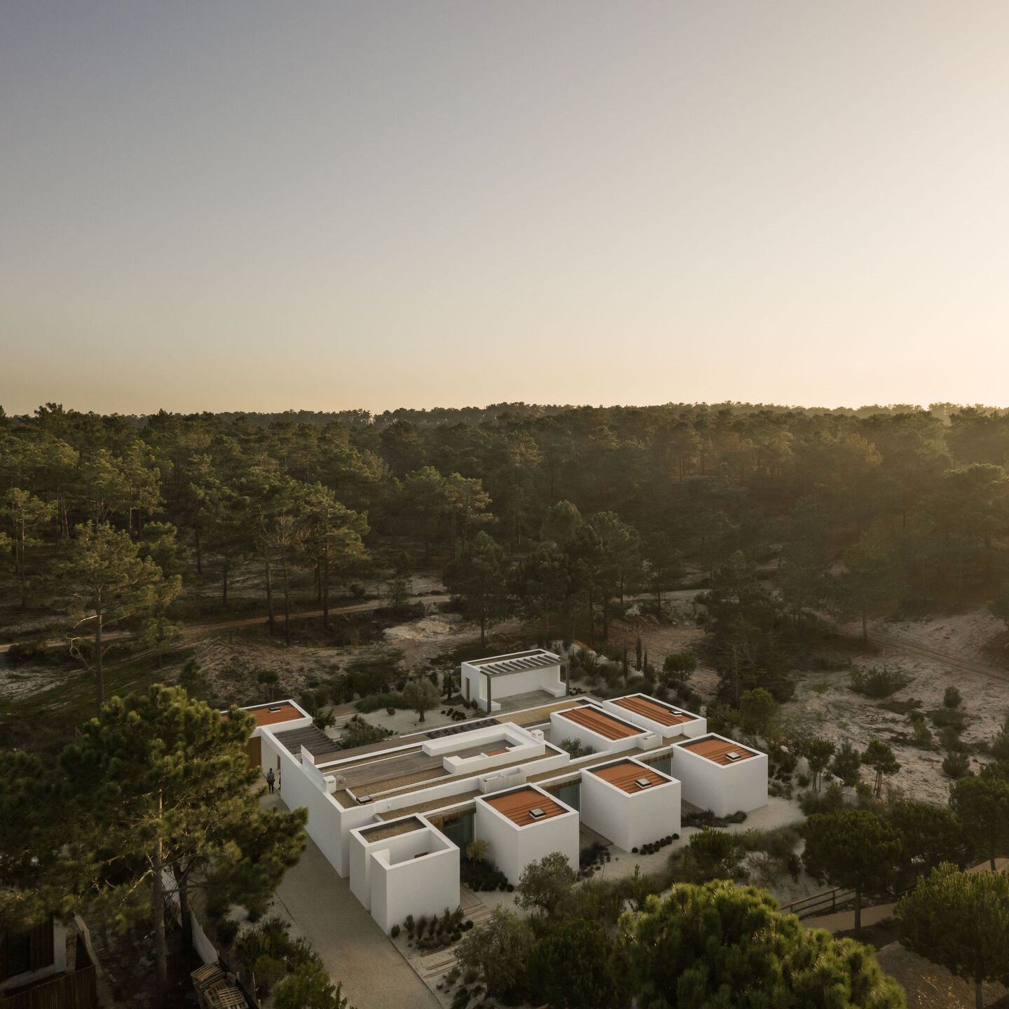 Casa moderna en Portugal de color blanco en Comporta vista aerea
