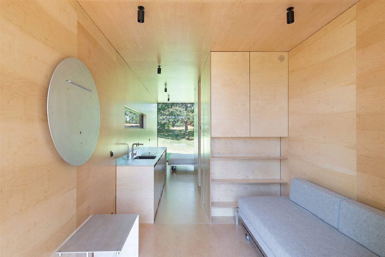 El programa interior incluye un estar, cocina, baño y dos dormitorios dobles gracias a diseños plegables que permiten optimizar el espacio.
