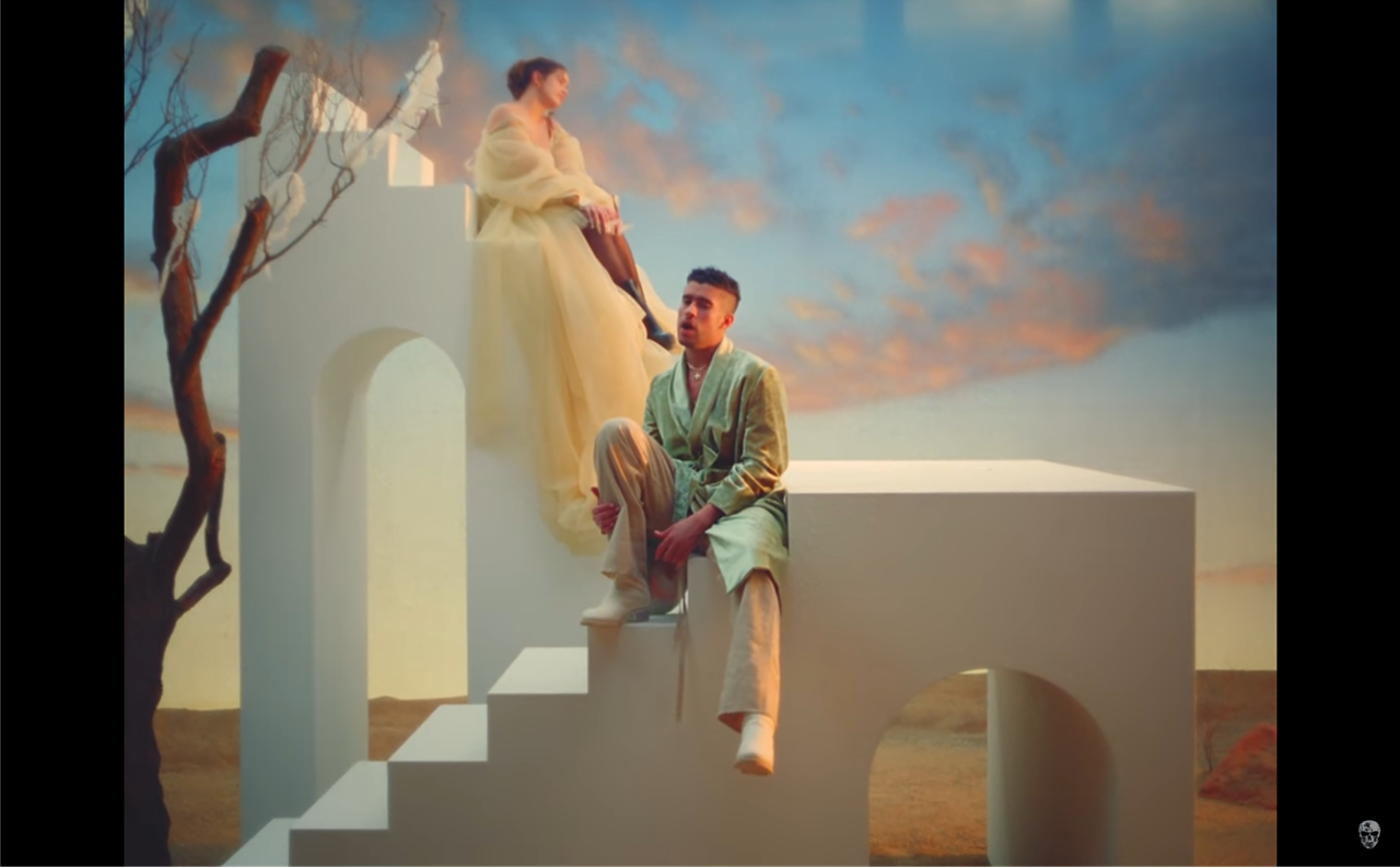 La arquitectura llena de arcos y escaleras del nuevo videoclip de Rosalía y Bad Bunny se inspira en la obra de los pintores surrealistas.