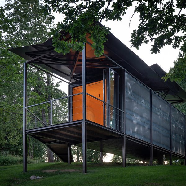 Una casa prefabricada de acero transportable para evadirte en la naturaleza