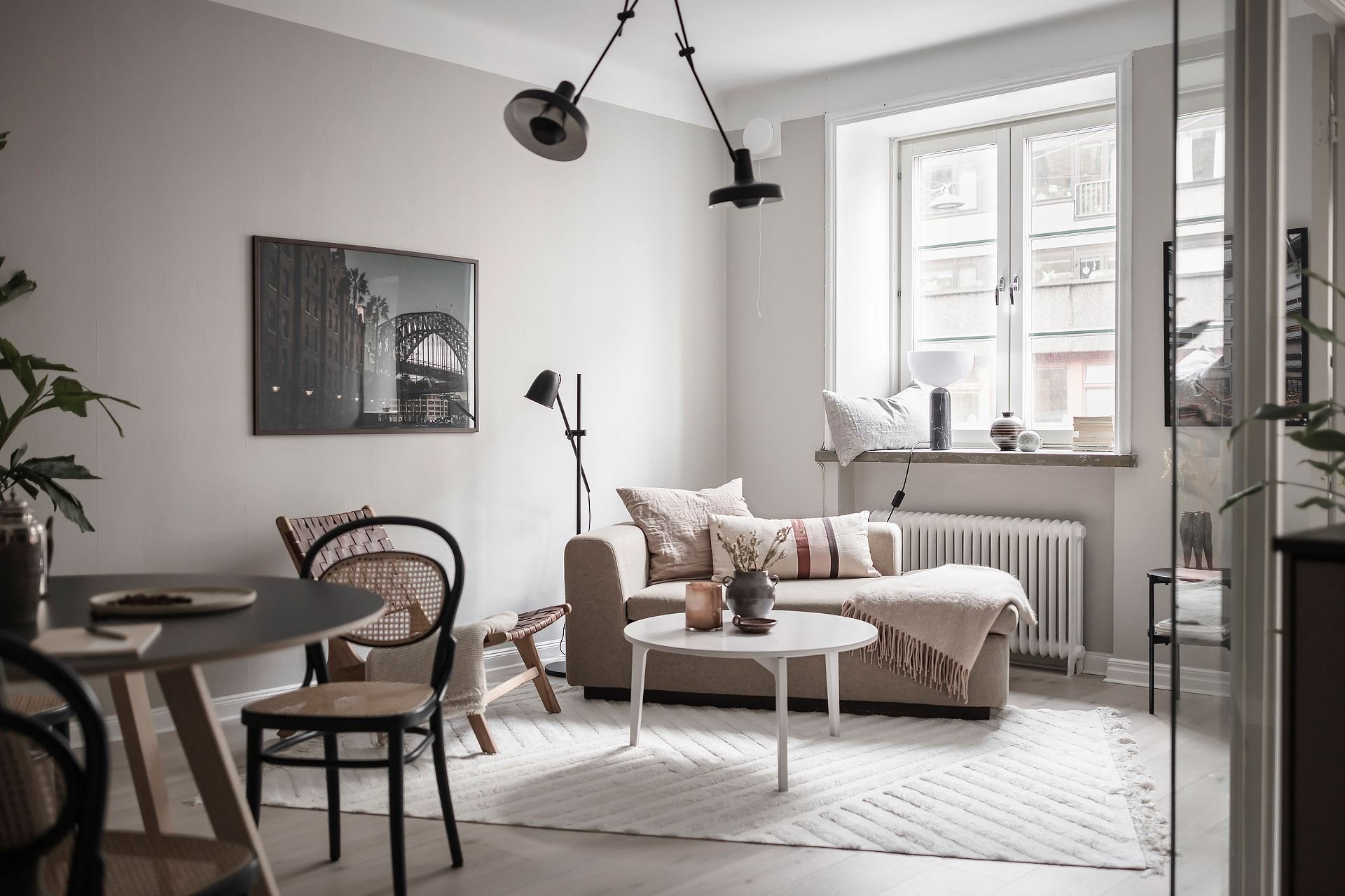 Piso en Estocolmo con paredes en gris y rosa cocina comedor salon lamparas de techo