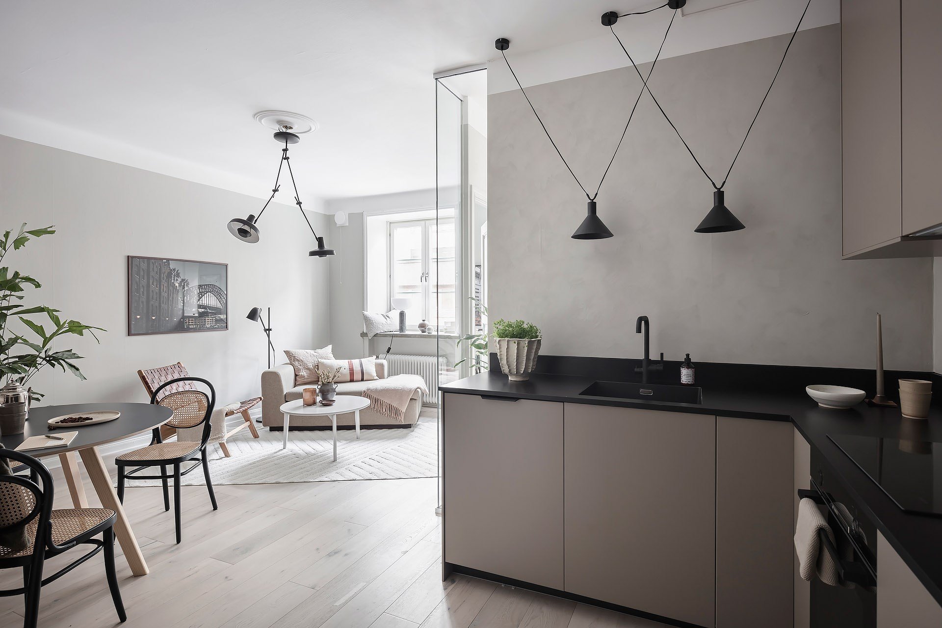 Piso en Estocolmo con paredes en gris y rosa cocina comedor salon