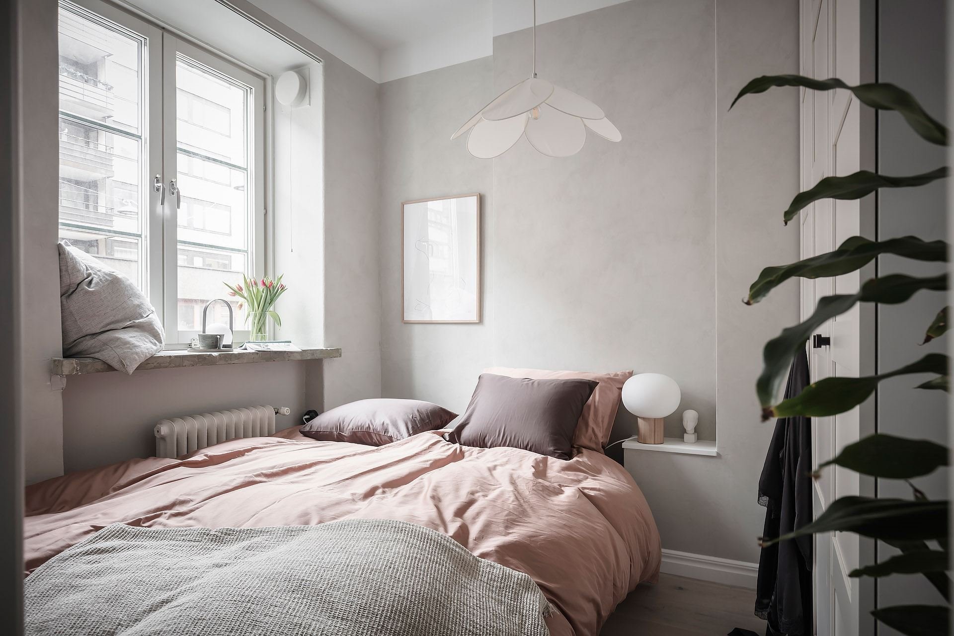 Piso en Estocolmo con paredes en gris y rosa dormitorio