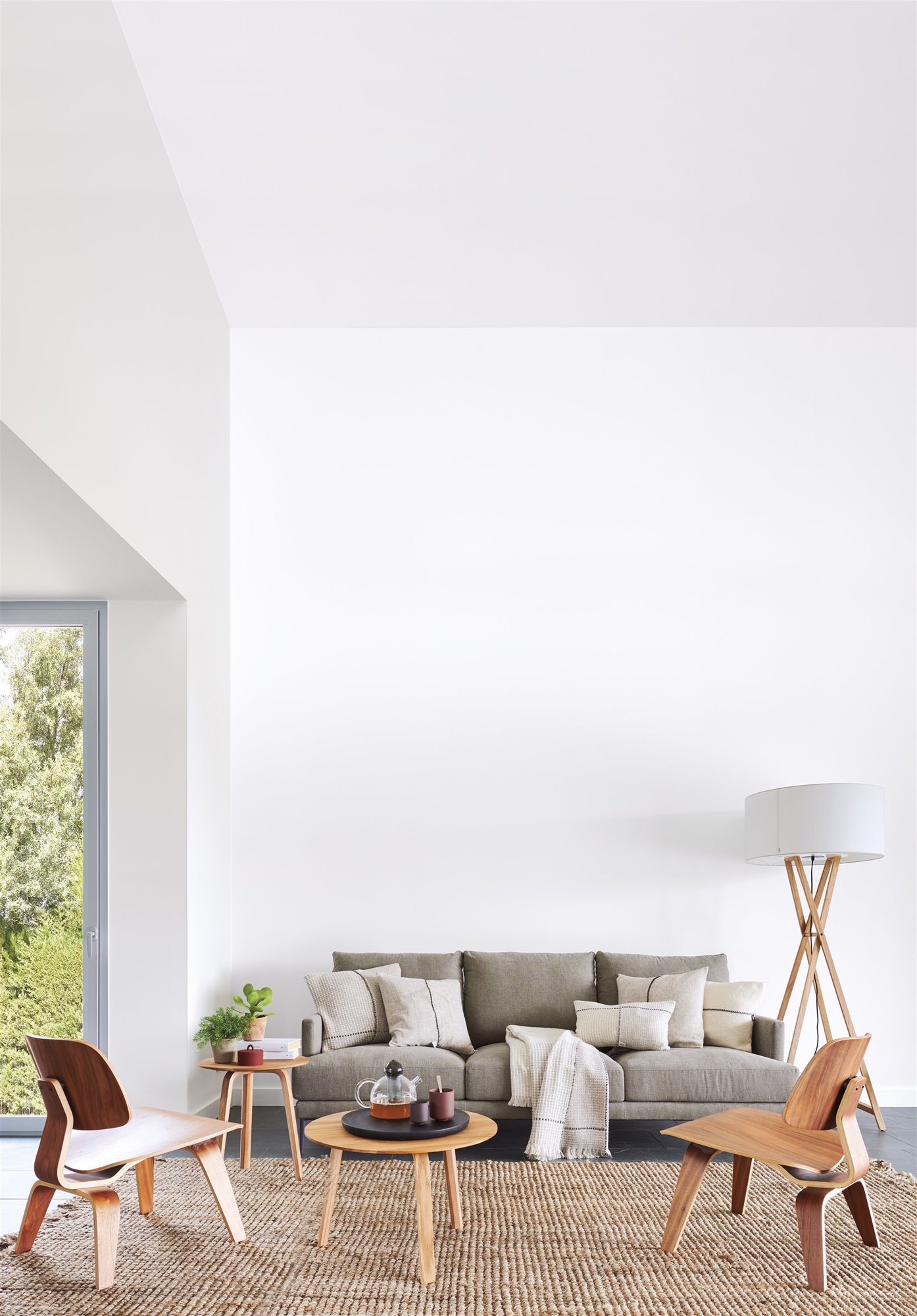salon con sofa gris y cojines de colores naturales