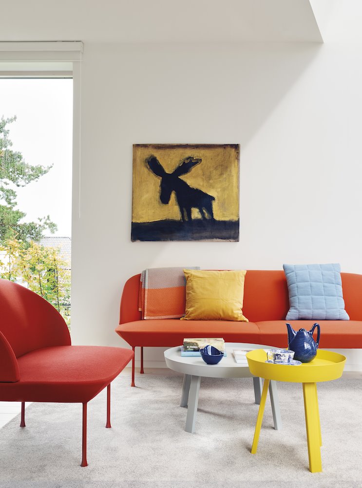 salon con sofa rojo y cojines en color azul y amarillo