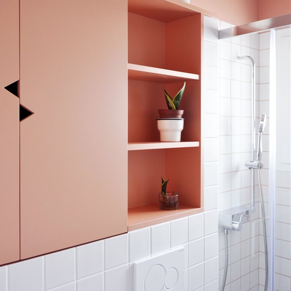 Baño con muebles de color rosa de un piso reformado en La laguna