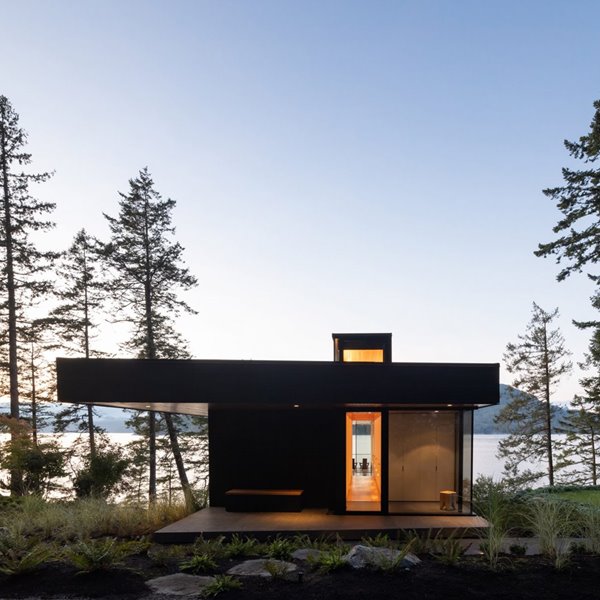 Fundido a negro en esta moderna casa de madera en la Columbia Británica