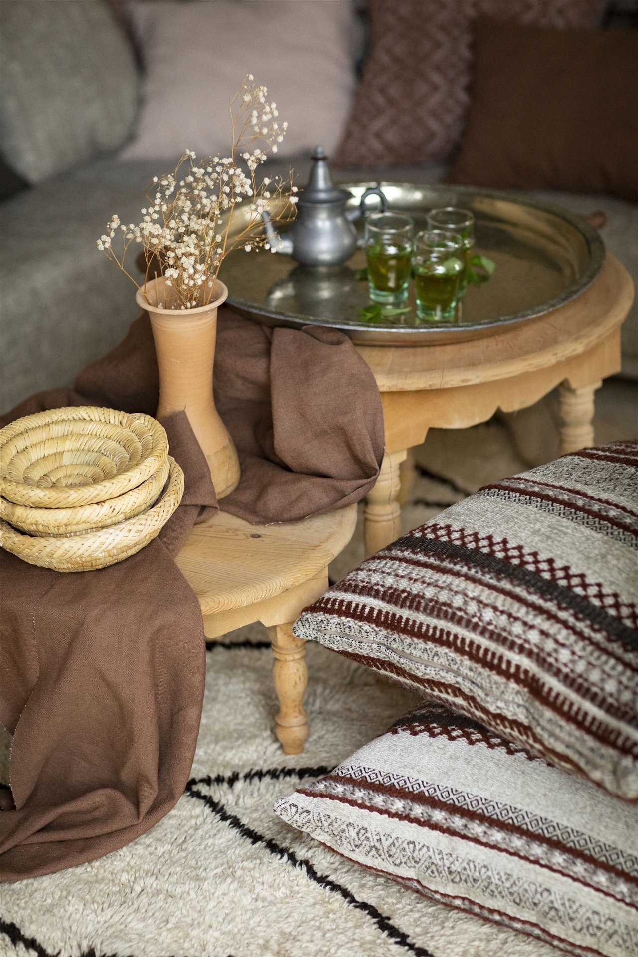 Las combinaciones de tejidos evocan los relajados salones de té marroquíes.