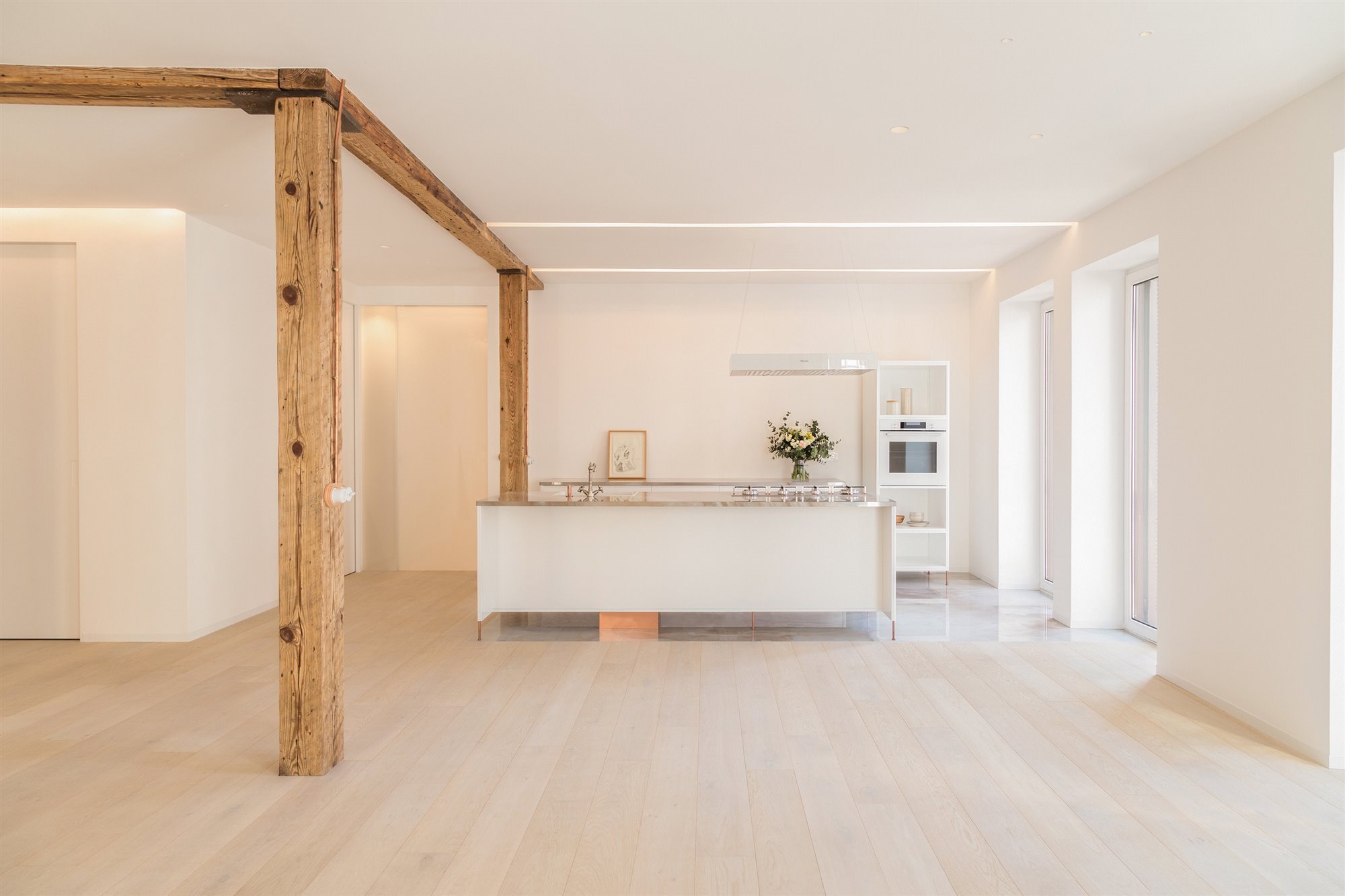 piso-reformado-en-san-sebastian-con-suelos-de-madera-y-mucha-luz-cocina-con-muebles-bllancos-y-vigas-de-madera f63b44e3 2000x1333