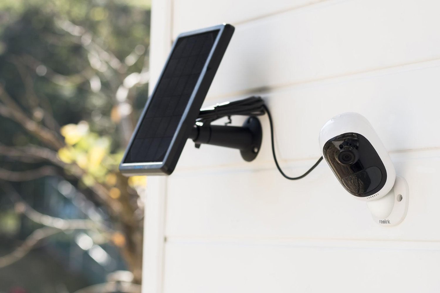 Reolink-IP-Security-Camera-with-Solar-Panel-for-charging