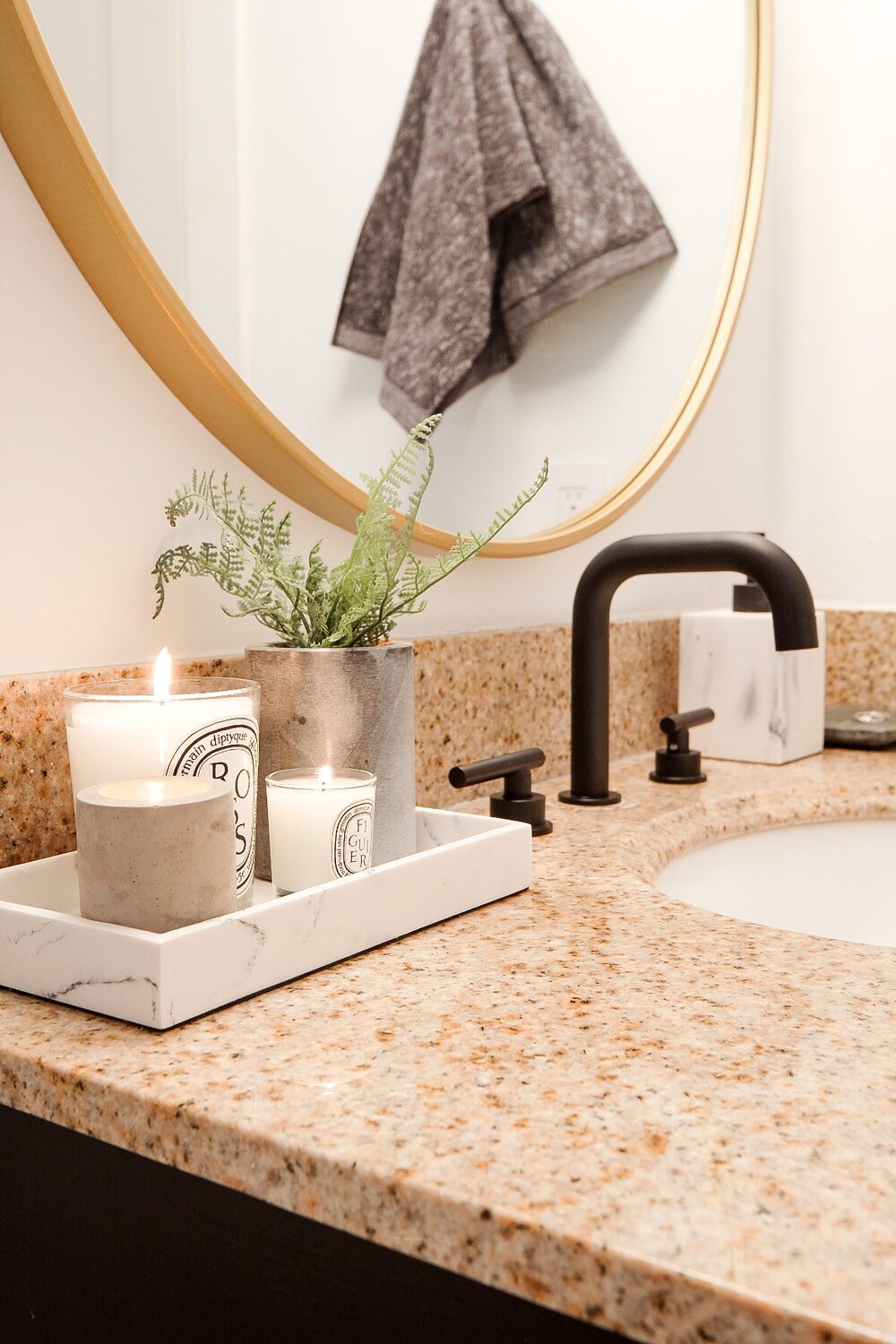 Baño con bandeja para dejar velas y cosmetica