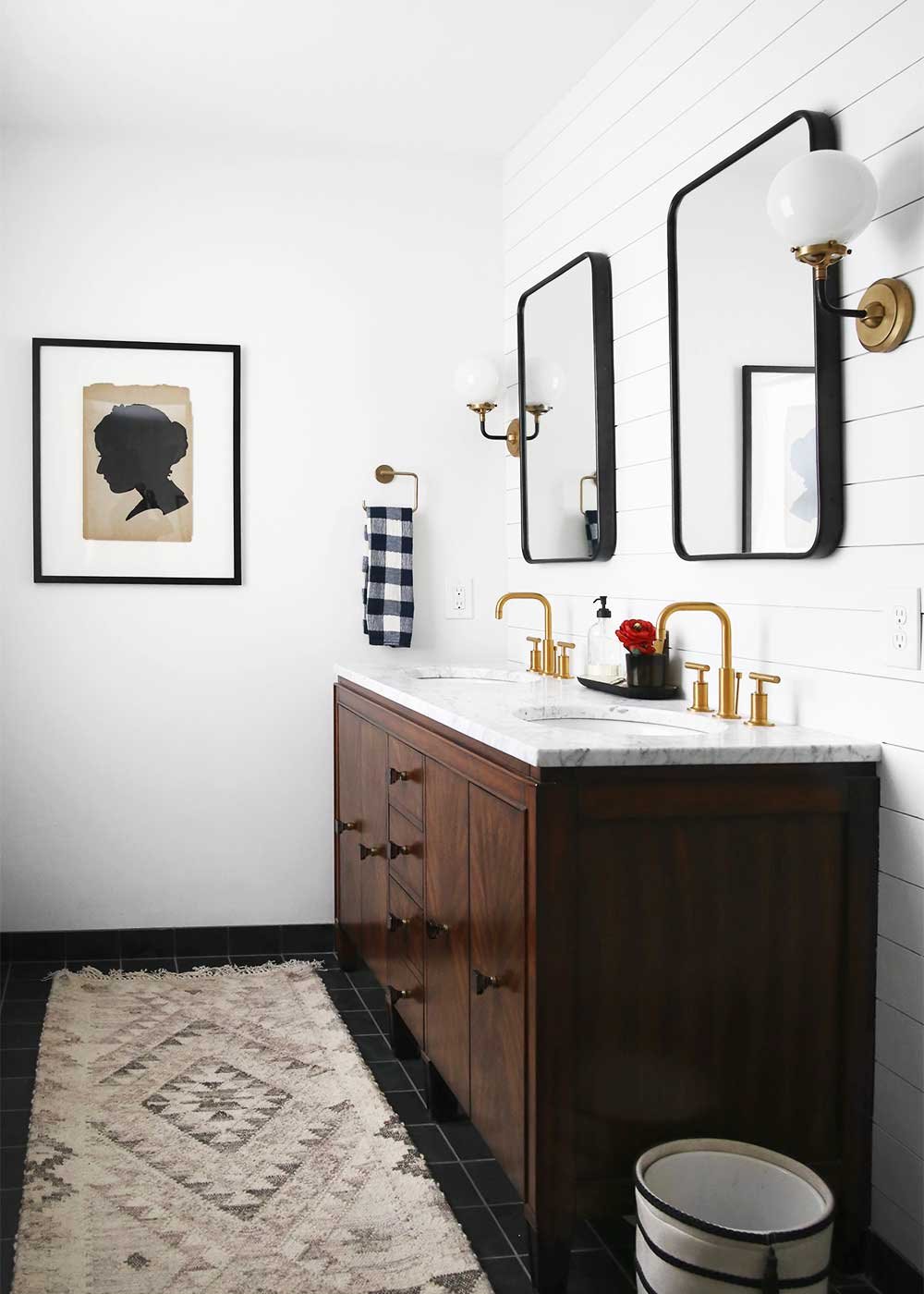 Baño con mueble bajolavabo de maddera y espejos cuadrados