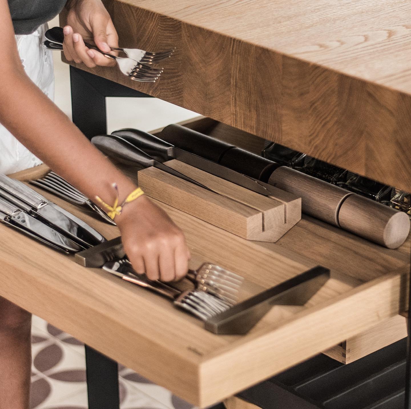 Cajon de la cocina con cubiertos ordenados